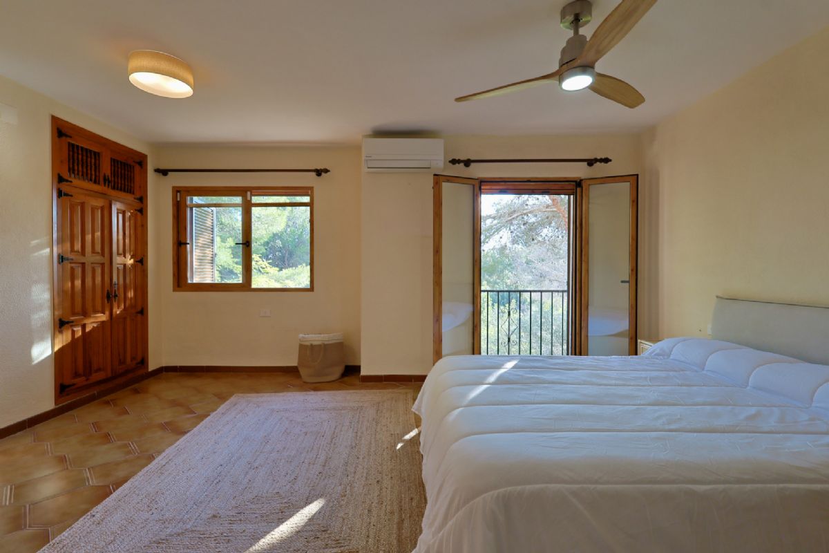 Chalet con gran potencial en una de las zonas mas valoradas del Montgo, Javea, donde el
clima es especialmente estable, seco y soleado durante todo el ano, ideal para disfrutar del
exterior y de una vida tranquila.