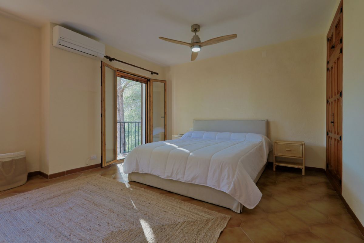 Chalet con gran potencial en una de las zonas mas valoradas del Montgo, Javea, donde el
clima es especialmente estable, seco y soleado durante todo el ano, ideal para disfrutar del
exterior y de una vida tranquila.