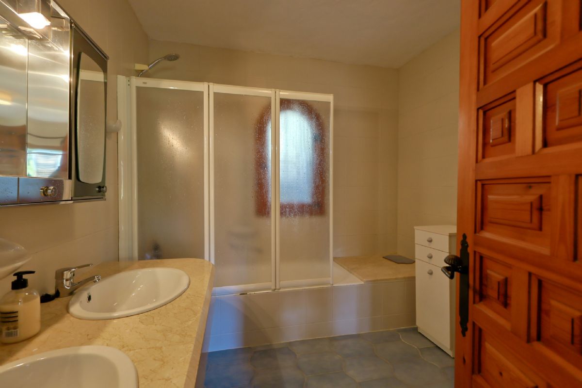 Chalet con gran potencial en una de las zonas mas valoradas del Montgo, Javea, donde el
clima es especialmente estable, seco y soleado durante todo el ano, ideal para disfrutar del
exterior y de una vida tranquila.