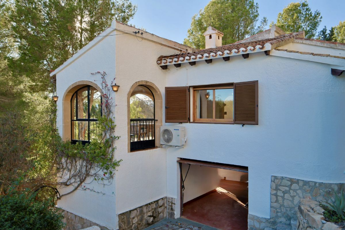 Chalet con gran potencial en una de las zonas mas valoradas del Montgo, Javea, donde el
clima es especialmente estable, seco y soleado durante todo el ano, ideal para disfrutar del
exterior y de una vida tranquila.