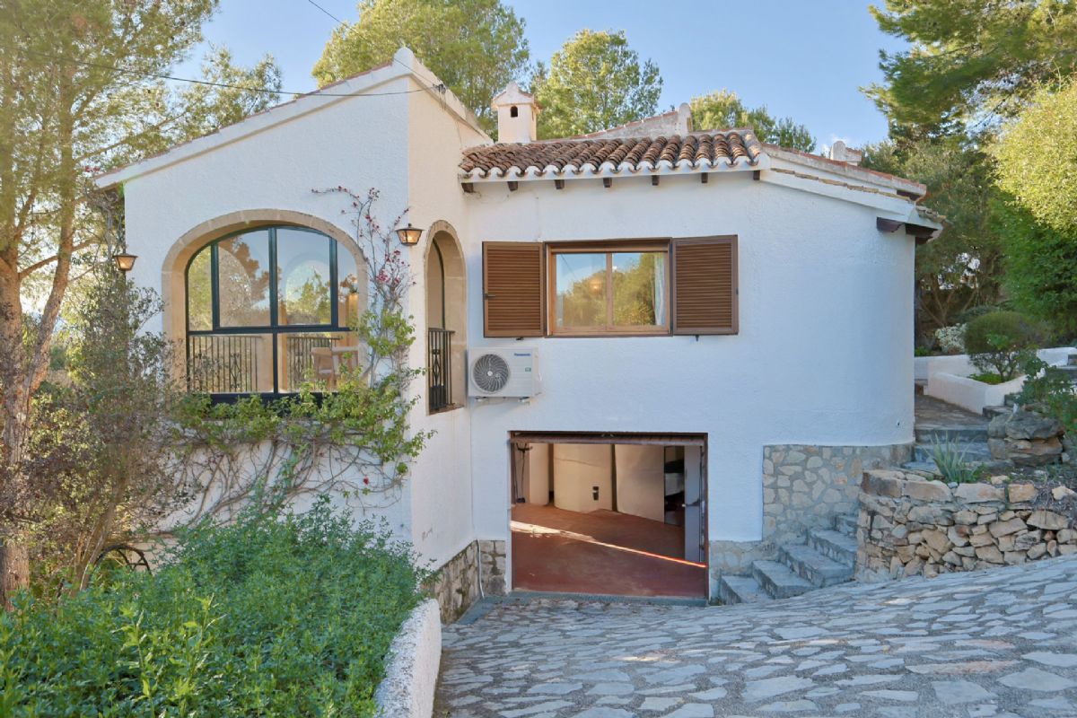 Chalet con gran potencial en una de las zonas mas valoradas del Montgo, Javea, donde el
clima es especialmente estable, seco y soleado durante todo el ano, ideal para disfrutar del
exterior y de una vida tranquila.