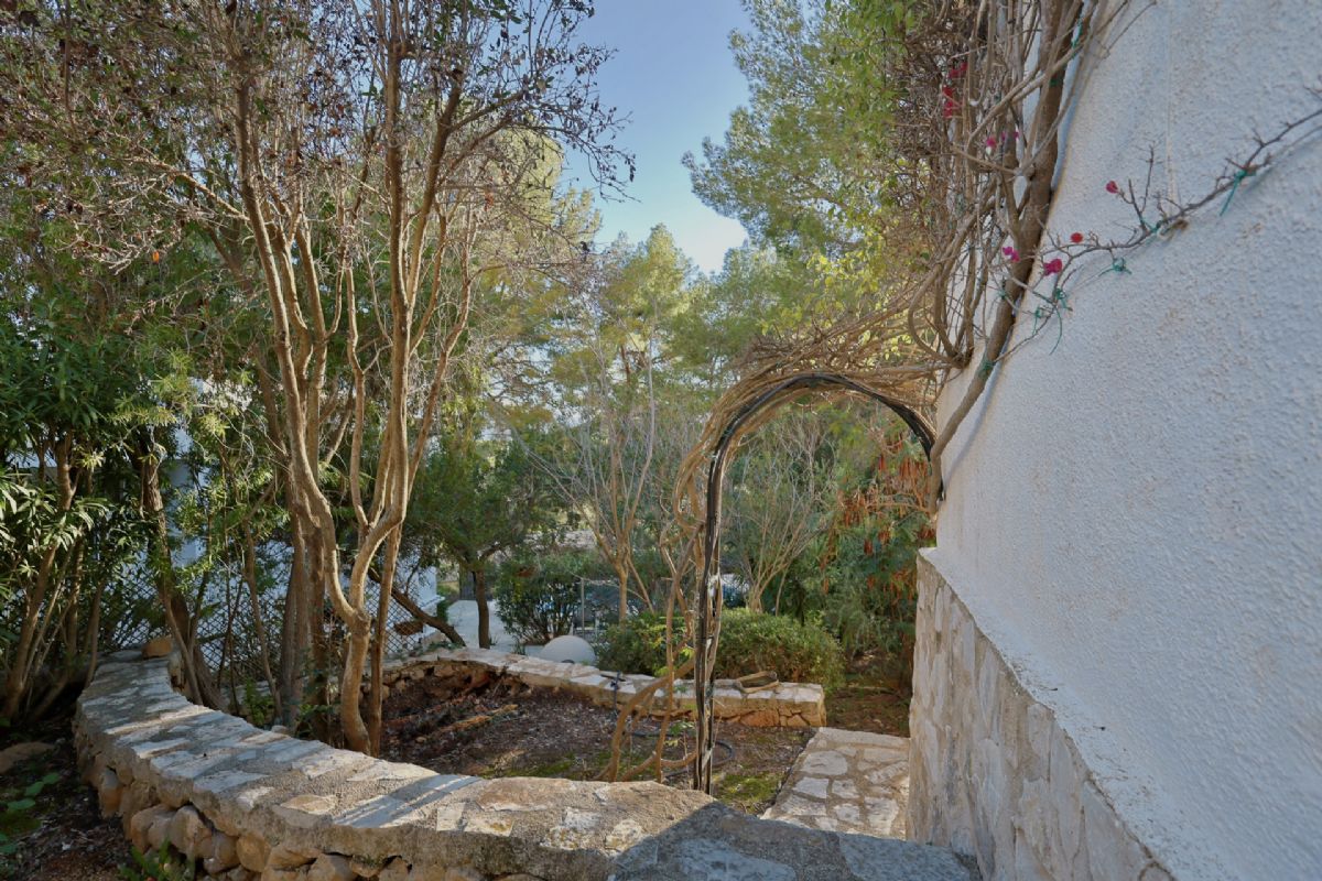 Chalet con gran potencial en una de las zonas mas valoradas del Montgo, Javea, donde el
clima es especialmente estable, seco y soleado durante todo el ano, ideal para disfrutar del
exterior y de una vida tranquila.