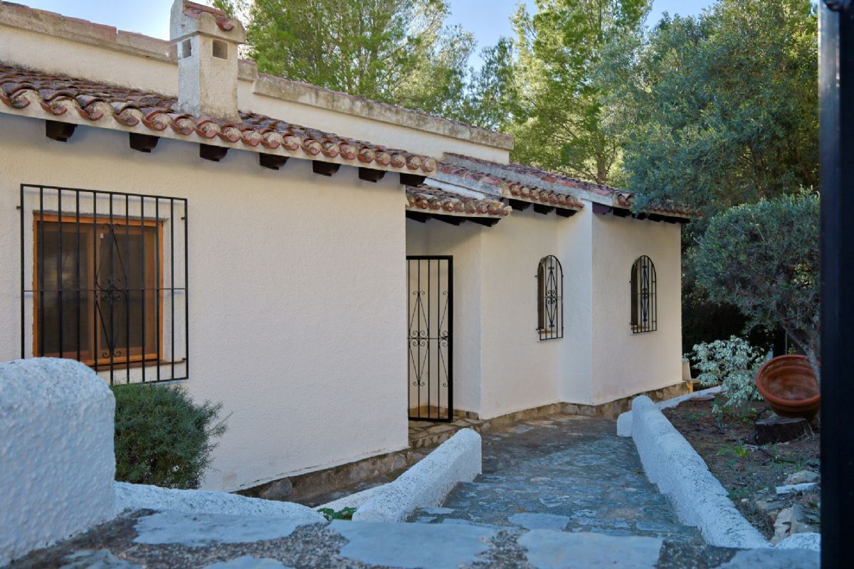 Chalet con gran potencial en una de las zonas mas valoradas del Montgo, Javea, donde el
clima es especialmente estable, seco y soleado durante todo el ano, ideal para disfrutar del
exterior y de una vida tranquila.