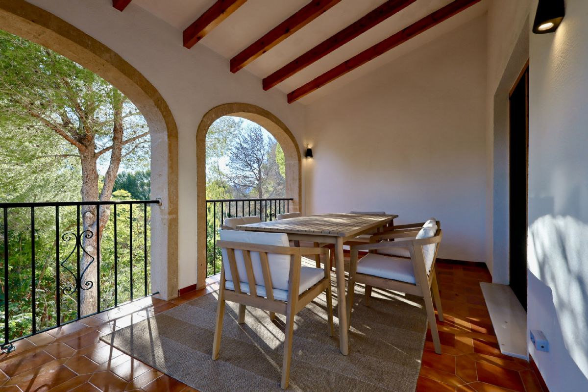 Chalet con gran potencial en una de las zonas mas valoradas del Montgo, Javea, donde el
clima es especialmente estable, seco y soleado durante todo el ano, ideal para disfrutar del
exterior y de una vida tranquila.