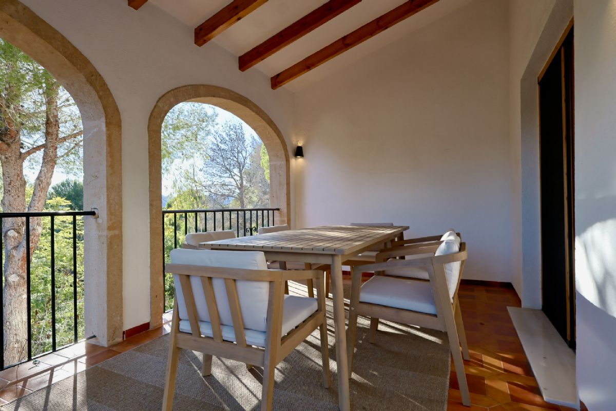 Chalet con gran potencial en una de las zonas mas valoradas del Montgo, Javea, donde el
clima es especialmente estable, seco y soleado durante todo el ano, ideal para disfrutar del
exterior y de una vida tranquila.