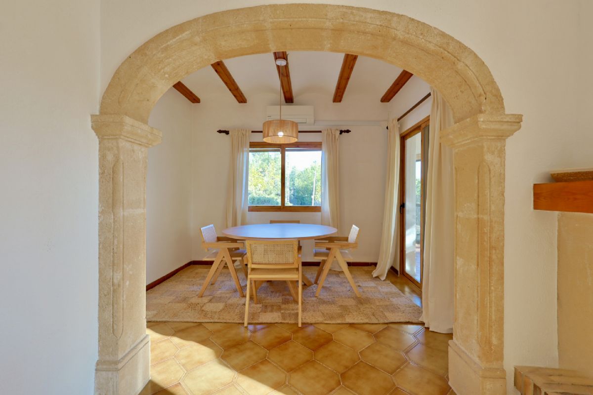 Chalet con gran potencial en una de las zonas mas valoradas del Montgo, Javea, donde el
clima es especialmente estable, seco y soleado durante todo el ano, ideal para disfrutar del
exterior y de una vida tranquila.