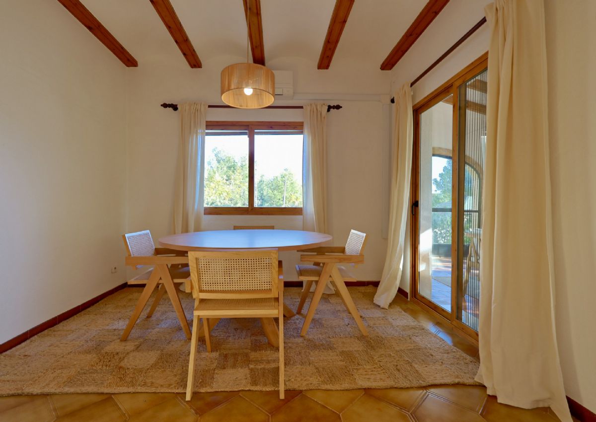 Chalet con gran potencial en una de las zonas mas valoradas del Montgo, Javea, donde el
clima es especialmente estable, seco y soleado durante todo el ano, ideal para disfrutar del
exterior y de una vida tranquila.