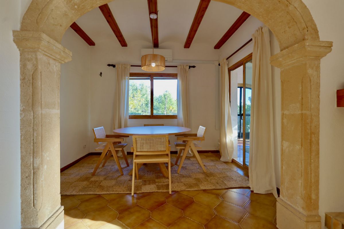 Chalet con gran potencial en una de las zonas mas valoradas del Montgo, Javea, donde el
clima es especialmente estable, seco y soleado durante todo el ano, ideal para disfrutar del
exterior y de una vida tranquila.