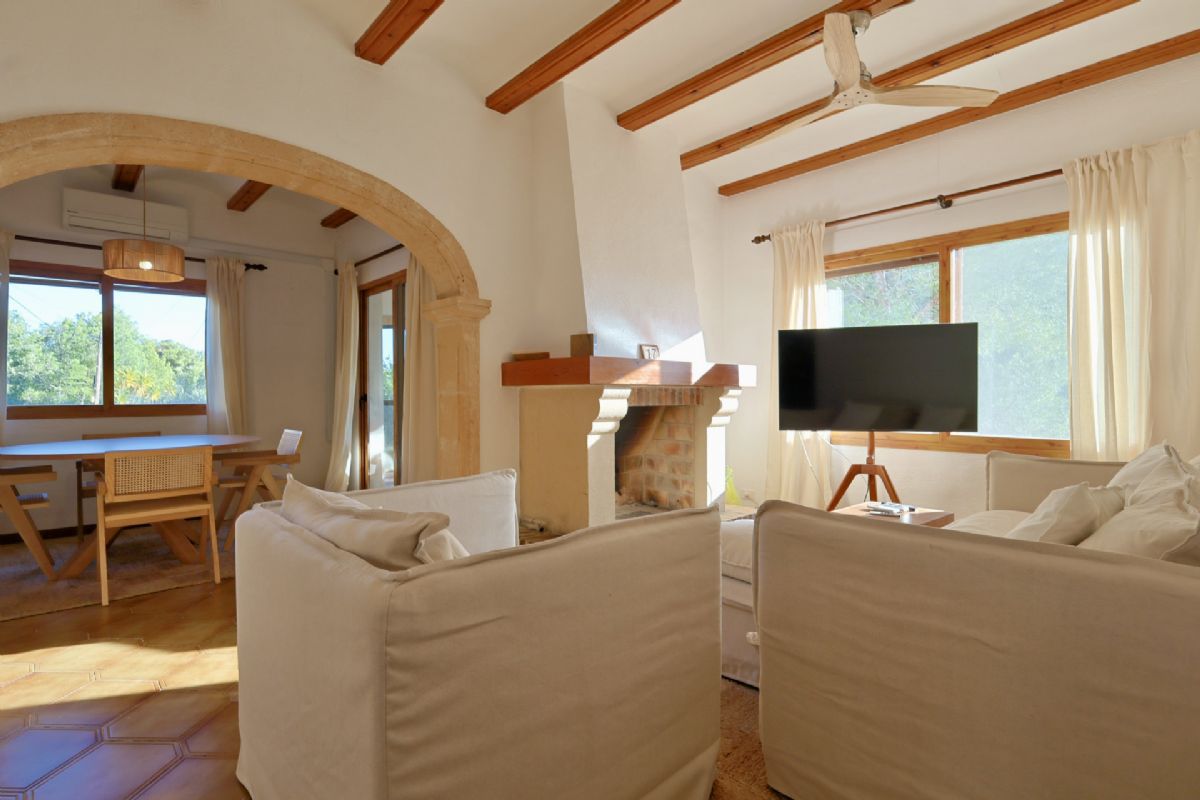 Chalet con gran potencial en una de las zonas mas valoradas del Montgo, Javea, donde el
clima es especialmente estable, seco y soleado durante todo el ano, ideal para disfrutar del
exterior y de una vida tranquila.