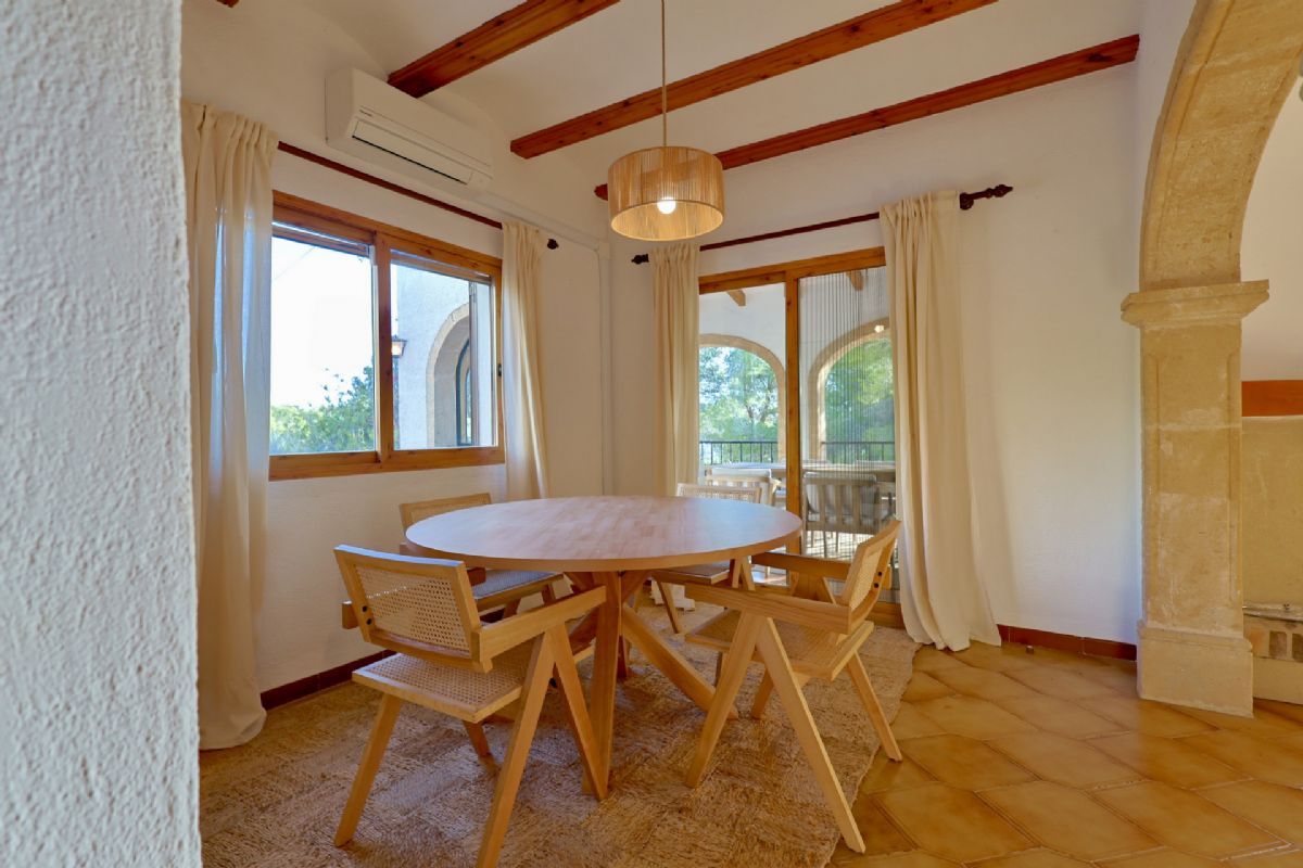 Chalet con gran potencial en una de las zonas mas valoradas del Montgo, Javea, donde el
clima es especialmente estable, seco y soleado durante todo el ano, ideal para disfrutar del
exterior y de una vida tranquila.