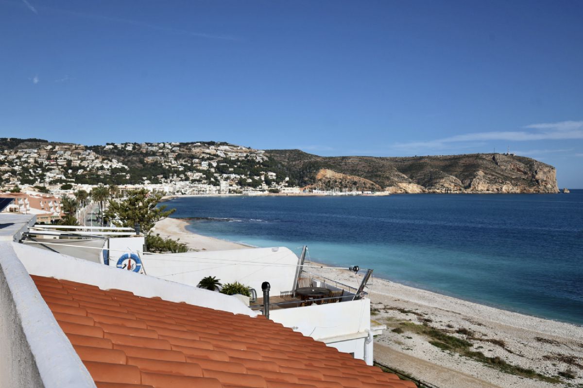 Ponemos a la venta dos apartamentos contiguos que se venden conjuntamente, ofreciendo una oportunidad unica en primera linea de playa, con impresionantes vistas abiertas al mar Mediterraneo y un enorme potencial tanto como vivienda habitual, segunda residencia o inversion.