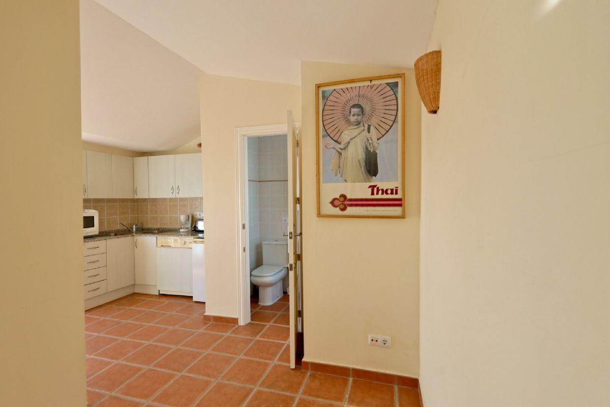 Ponemos a la venta dos apartamentos contiguos que se venden conjuntamente, ofreciendo una oportunidad unica en primera linea de playa, con impresionantes vistas abiertas al mar Mediterraneo y un enorme potencial tanto como vivienda habitual, segunda residencia o inversion.