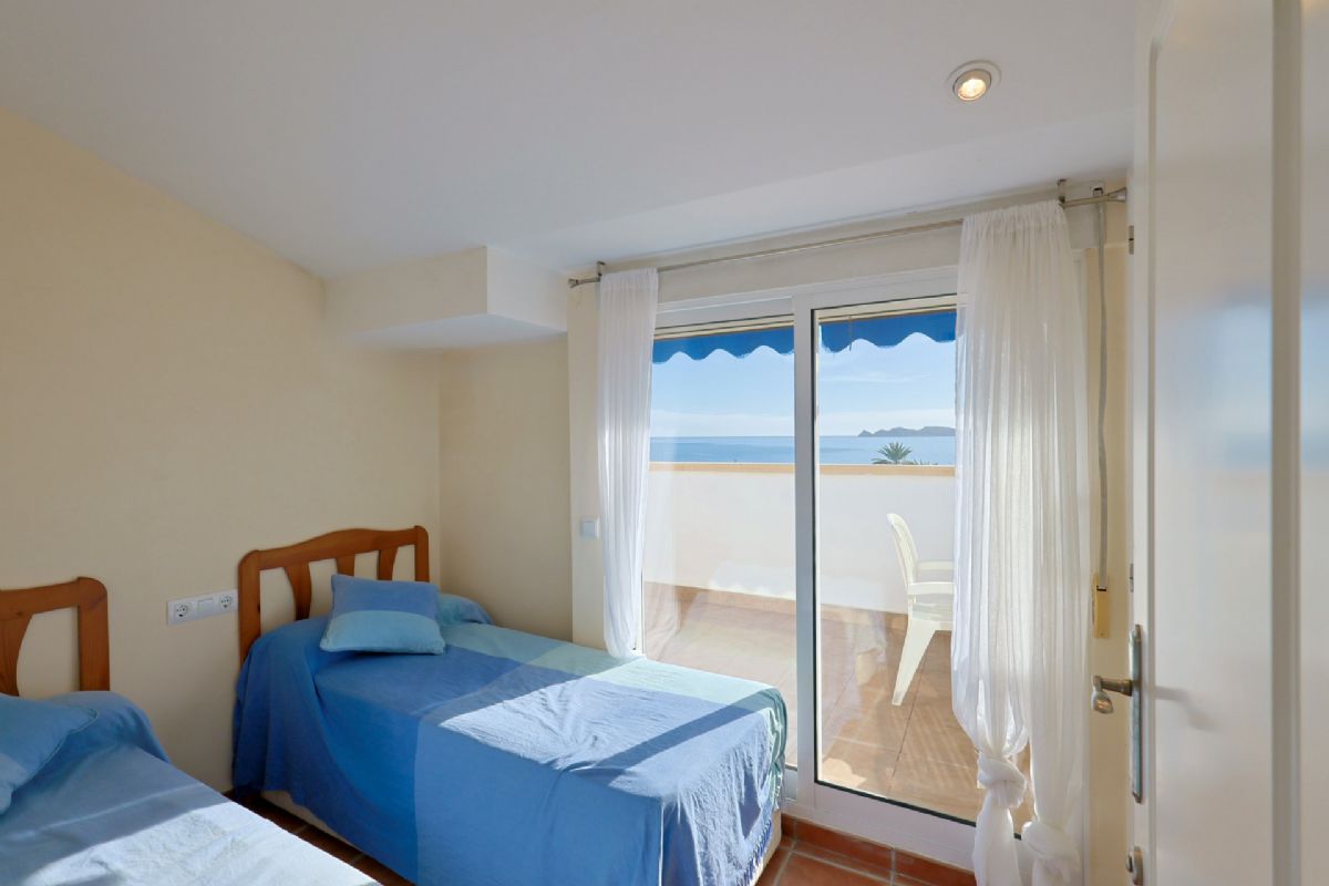 Ponemos a la venta dos apartamentos contiguos que se venden conjuntamente, ofreciendo una oportunidad unica en primera linea de playa, con impresionantes vistas abiertas al mar Mediterraneo y un enorme potencial tanto como vivienda habitual, segunda residencia o inversion.