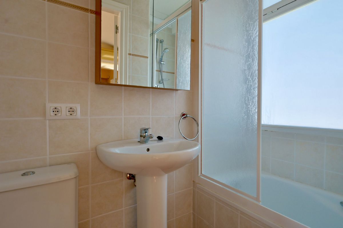 Ponemos a la venta dos apartamentos contiguos que se venden conjuntamente, ofreciendo una oportunidad unica en primera linea de playa, con impresionantes vistas abiertas al mar Mediterraneo y un enorme potencial tanto como vivienda habitual, segunda residencia o inversion.