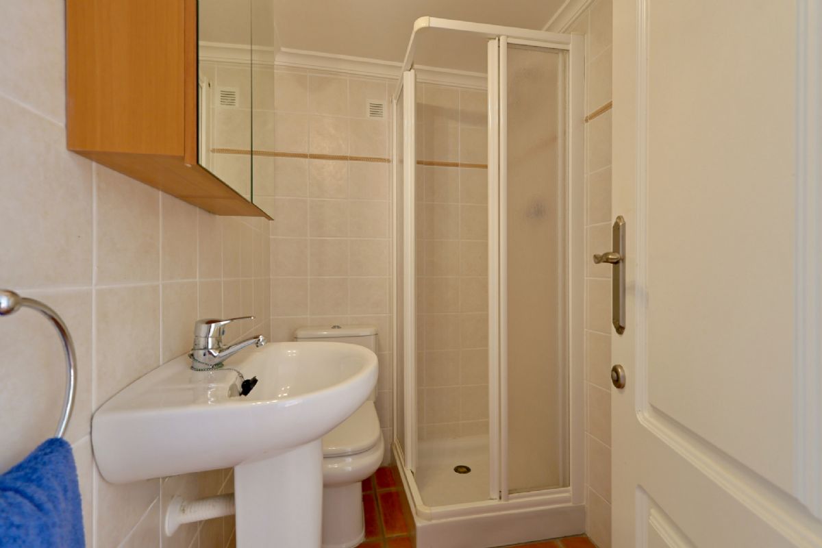 Ponemos a la venta dos apartamentos contiguos que se venden conjuntamente, ofreciendo una oportunidad unica en primera linea de playa, con impresionantes vistas abiertas al mar Mediterraneo y un enorme potencial tanto como vivienda habitual, segunda residencia o inversion.