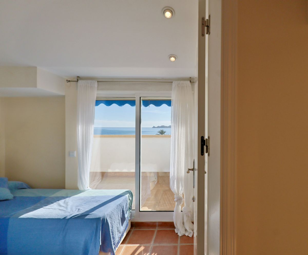 Ponemos a la venta dos apartamentos contiguos que se venden conjuntamente, ofreciendo una oportunidad unica en primera linea de playa, con impresionantes vistas abiertas al mar Mediterraneo y un enorme potencial tanto como vivienda habitual, segunda residencia o inversion.