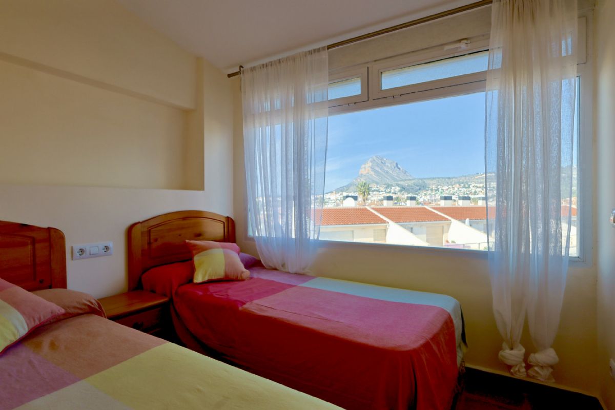 Ponemos a la venta dos apartamentos contiguos que se venden conjuntamente, ofreciendo una oportunidad unica en primera linea de playa, con impresionantes vistas abiertas al mar Mediterraneo y un enorme potencial tanto como vivienda habitual, segunda residencia o inversion.