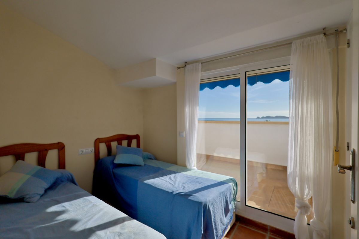 Ponemos a la venta dos apartamentos contiguos que se venden conjuntamente, ofreciendo una oportunidad unica en primera linea de playa, con impresionantes vistas abiertas al mar Mediterraneo y un enorme potencial tanto como vivienda habitual, segunda residencia o inversion.