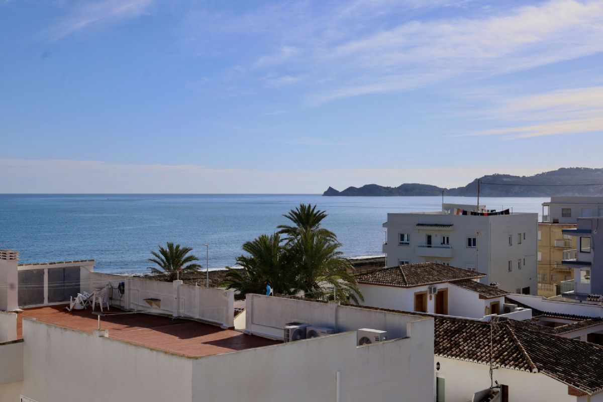 Ponemos a la venta dos apartamentos contiguos que se venden conjuntamente, ofreciendo una oportunidad unica en primera linea de playa, con impresionantes vistas abiertas al mar Mediterraneo y un enorme potencial tanto como vivienda habitual, segunda residencia o inversion.