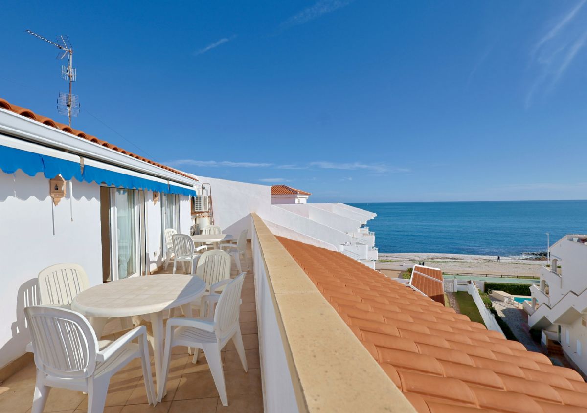 Ponemos a la venta dos apartamentos contiguos que se venden conjuntamente, ofreciendo una oportunidad unica en primera linea de playa, con impresionantes vistas abiertas al mar Mediterraneo y un enorme potencial tanto como vivienda habitual, segunda residencia o inversion.