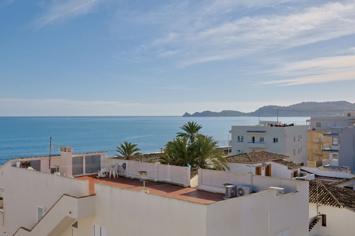 Ponemos a la venta dos apartamentos contiguos que se venden conjuntamente, ofreciendo una oportunidad unica en primera linea de playa, con impresionantes vistas abiertas al mar Mediterraneo y un enorme potencial tanto como vivienda habitual, segunda residencia o inversion.