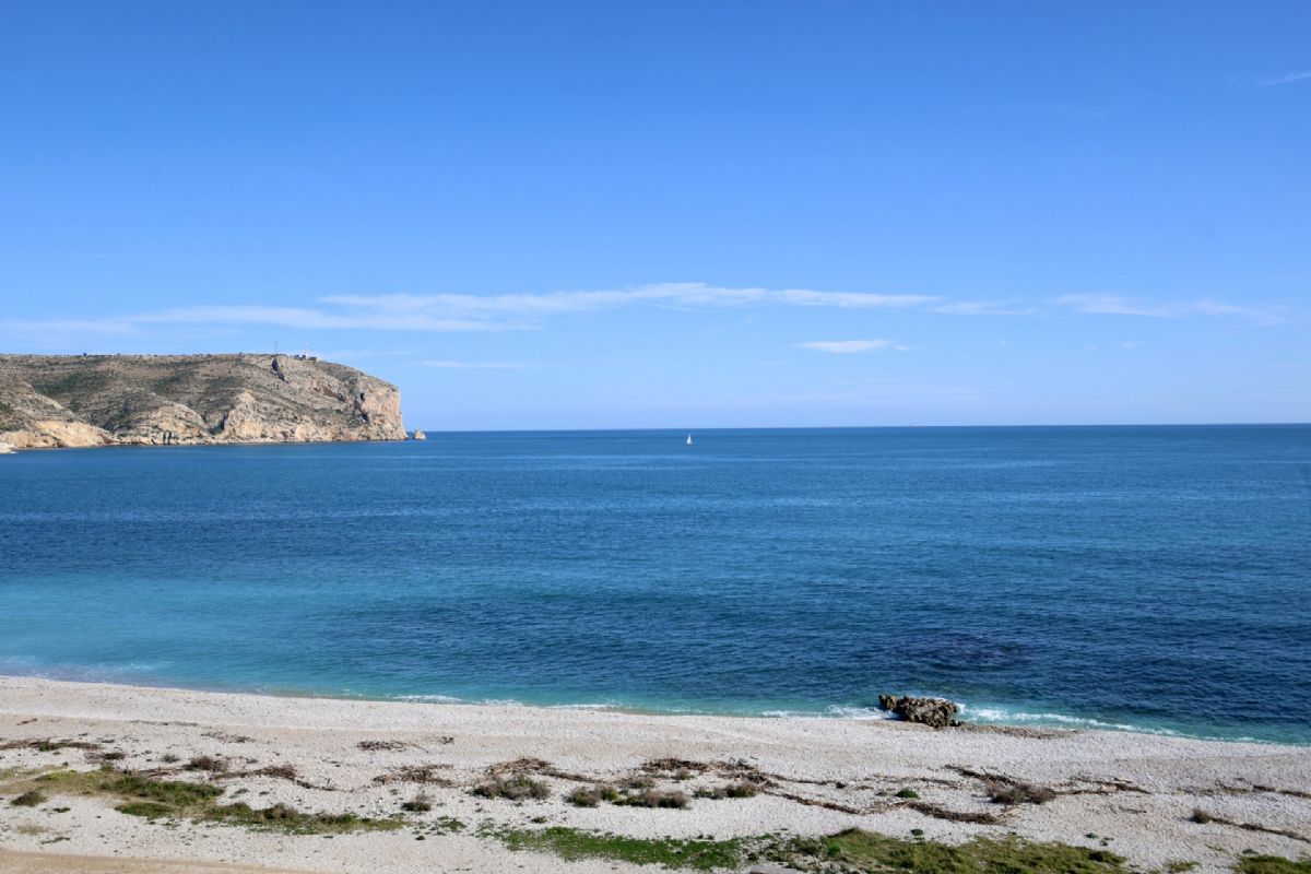Ponemos a la venta dos apartamentos contiguos que se venden conjuntamente, ofreciendo una oportunidad unica en primera linea de playa, con impresionantes vistas abiertas al mar Mediterraneo y un enorme potencial tanto como vivienda habitual, segunda residencia o inversion.