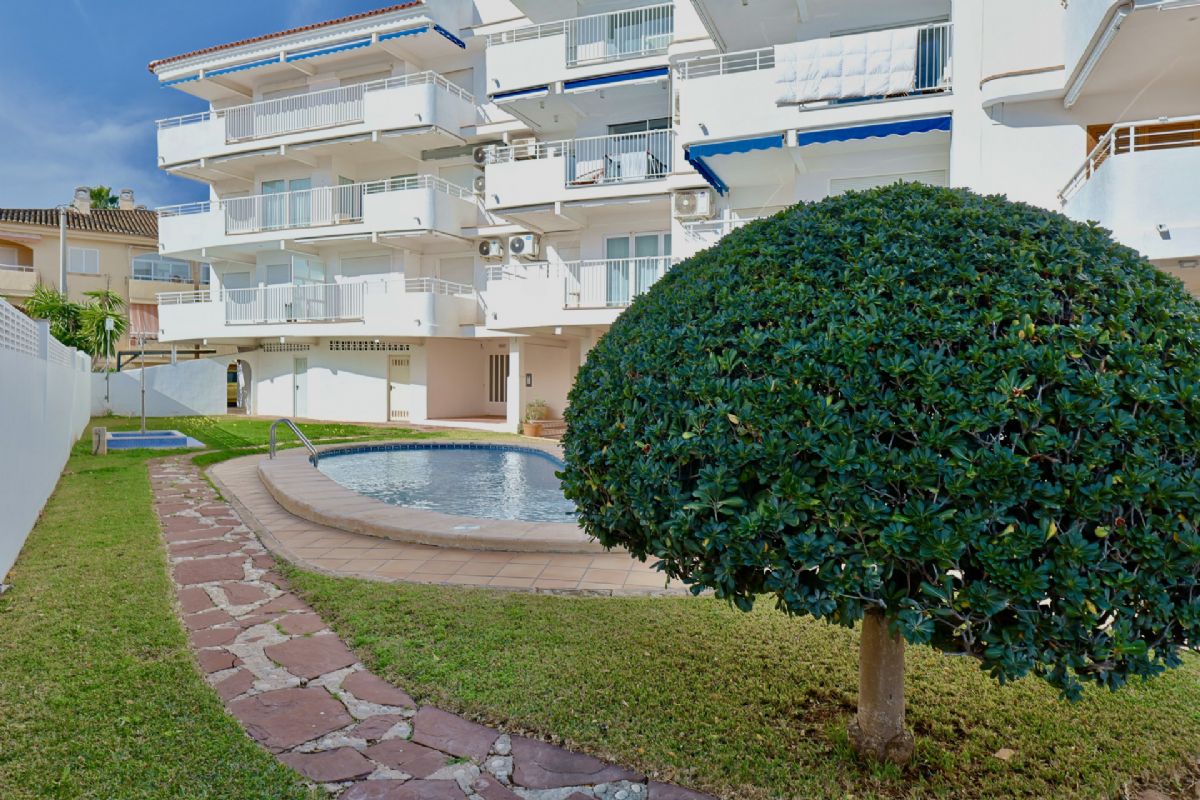 Ponemos a la venta dos apartamentos contiguos que se venden conjuntamente, ofreciendo una oportunidad unica en primera linea de playa, con impresionantes vistas abiertas al mar Mediterraneo y un enorme potencial tanto como vivienda habitual, segunda residencia o inversion.