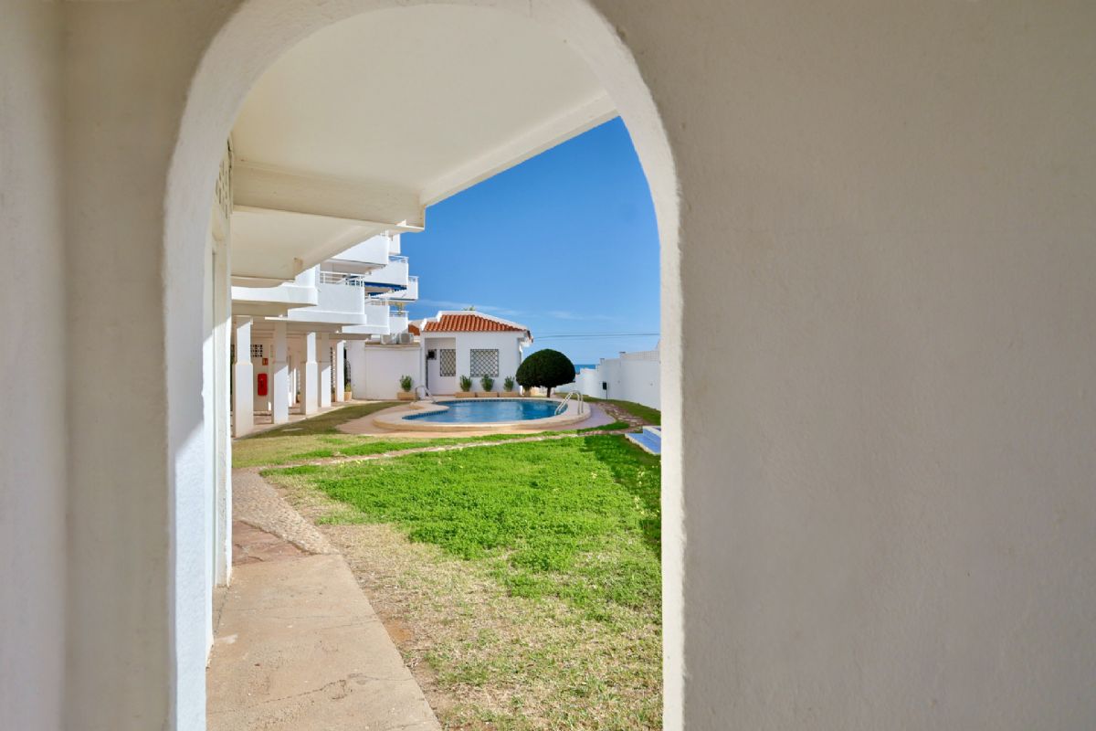 Ponemos a la venta dos apartamentos contiguos que se venden conjuntamente, ofreciendo una oportunidad unica en primera linea de playa, con impresionantes vistas abiertas al mar Mediterraneo y un enorme potencial tanto como vivienda habitual, segunda residencia o inversion.