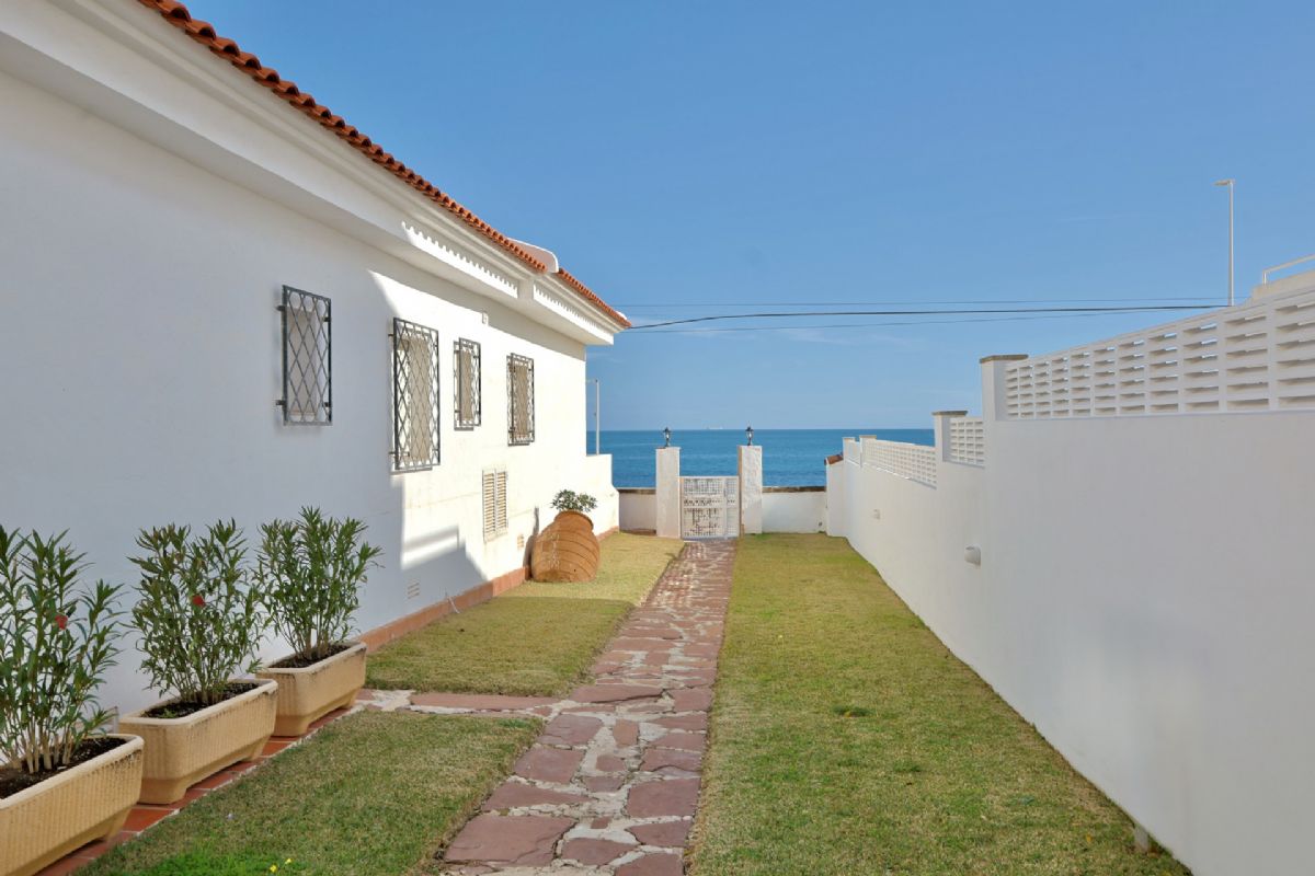 Ponemos a la venta dos apartamentos contiguos que se venden conjuntamente, ofreciendo una oportunidad unica en primera linea de playa, con impresionantes vistas abiertas al mar Mediterraneo y un enorme potencial tanto como vivienda habitual, segunda residencia o inversion.