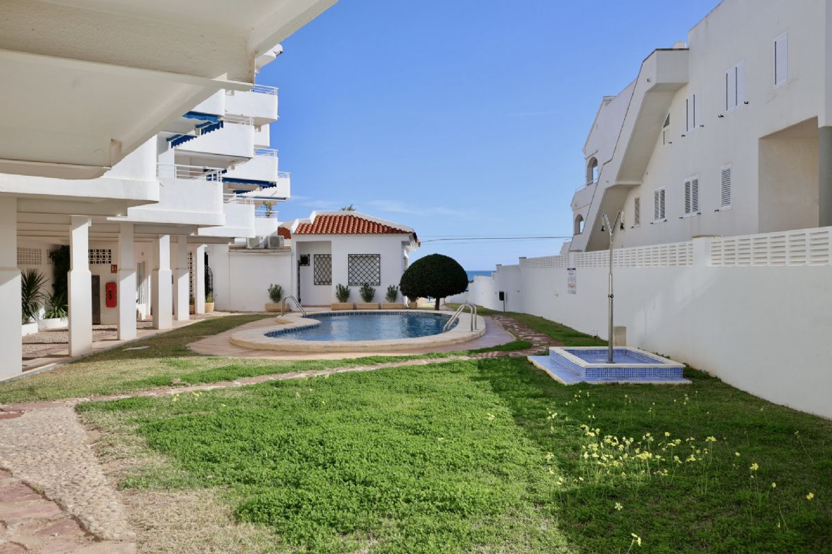 Ponemos a la venta dos apartamentos contiguos que se venden conjuntamente, ofreciendo una oportunidad unica en primera linea de playa, con impresionantes vistas abiertas al mar Mediterraneo y un enorme potencial tanto como vivienda habitual, segunda residencia o inversion.