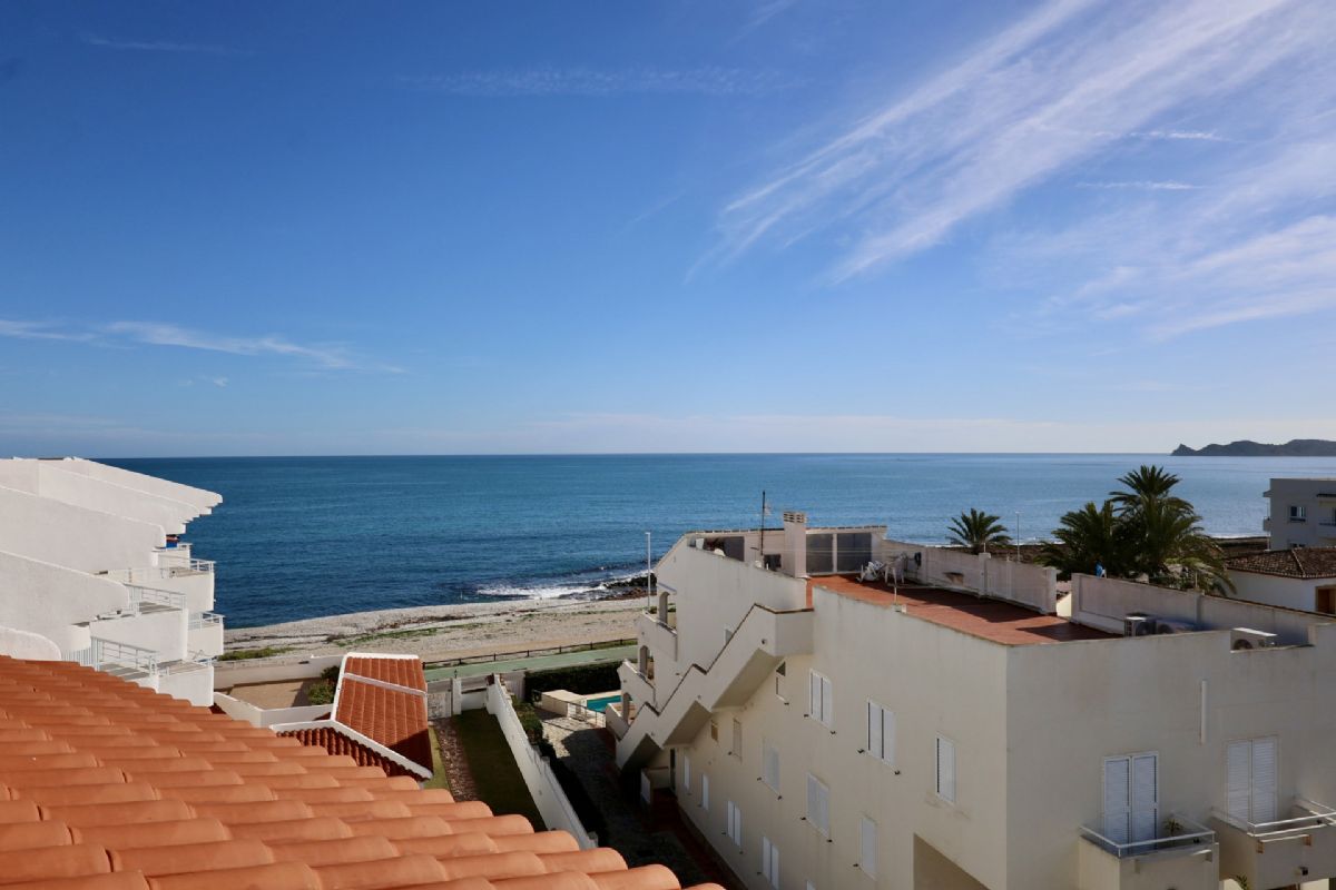 Ponemos a la venta dos apartamentos contiguos que se venden conjuntamente, ofreciendo una oportunidad unica en primera linea de playa, con impresionantes vistas abiertas al mar Mediterraneo y un enorme potencial tanto como vivienda habitual, segunda residencia o inversion.
