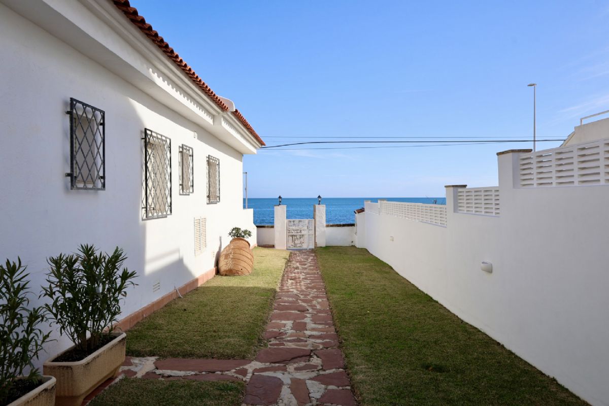 Ponemos a la venta dos apartamentos contiguos que se venden conjuntamente, ofreciendo una oportunidad unica en primera linea de playa, con impresionantes vistas abiertas al mar Mediterraneo y un enorme potencial tanto como vivienda habitual, segunda residencia o inversion.
