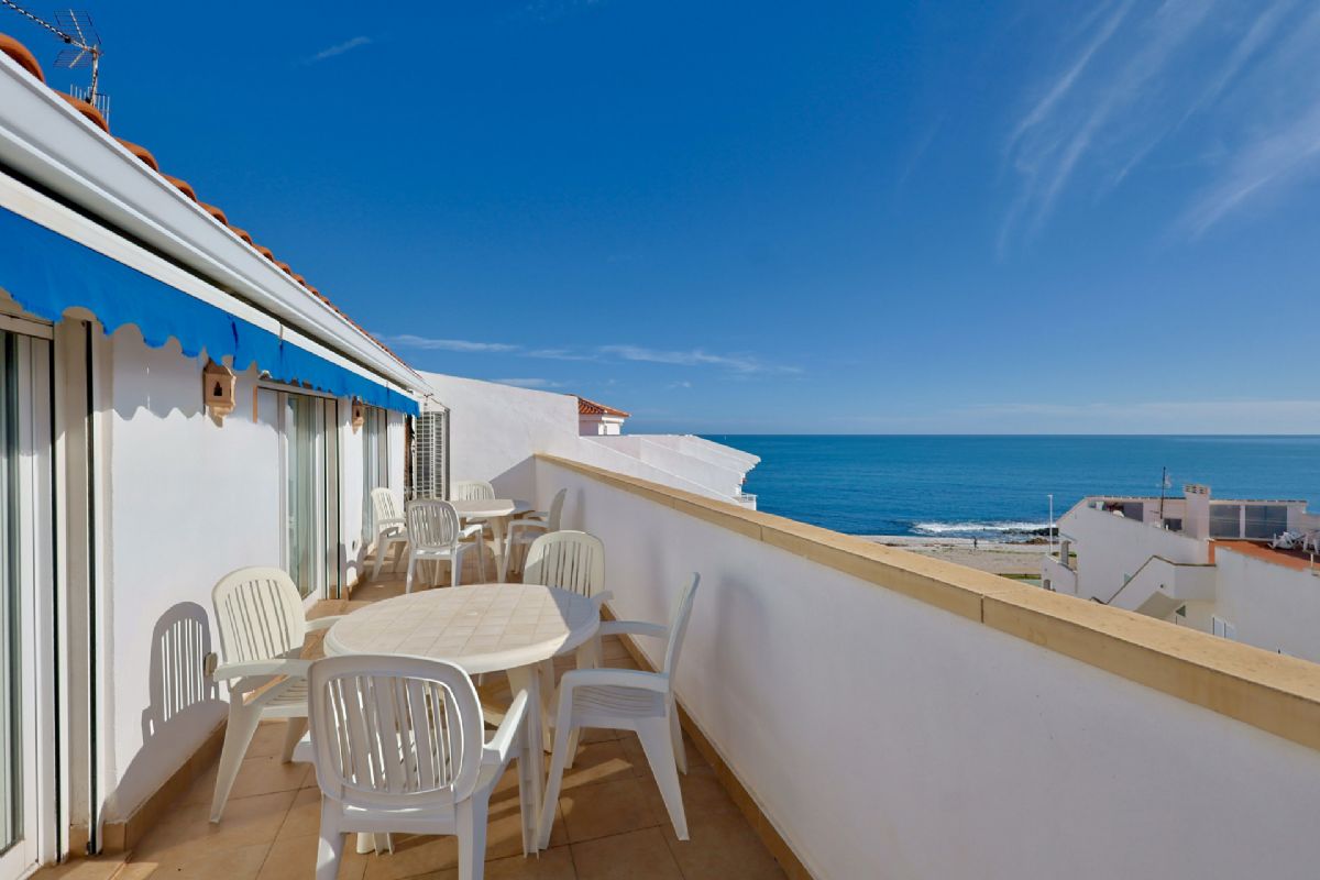 Ponemos a la venta dos apartamentos contiguos que se venden conjuntamente, ofreciendo una oportunidad unica en primera linea de playa, con impresionantes vistas abiertas al mar Mediterraneo y un enorme potencial tanto como vivienda habitual, segunda residencia o inversion.