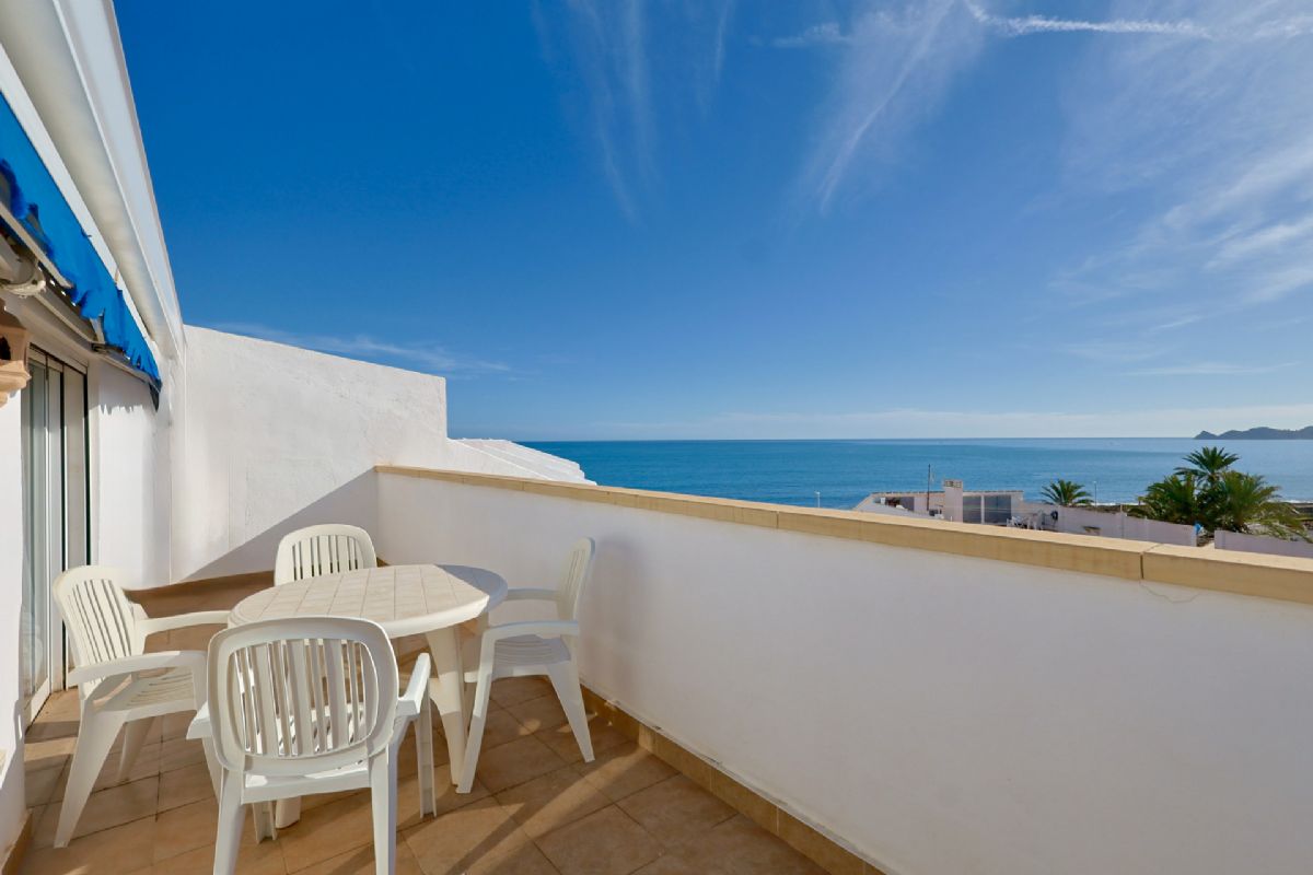 Ponemos a la venta dos apartamentos contiguos que se venden conjuntamente, ofreciendo una oportunidad unica en primera linea de playa, con impresionantes vistas abiertas al mar Mediterraneo y un enorme potencial tanto como vivienda habitual, segunda residencia o inversion.