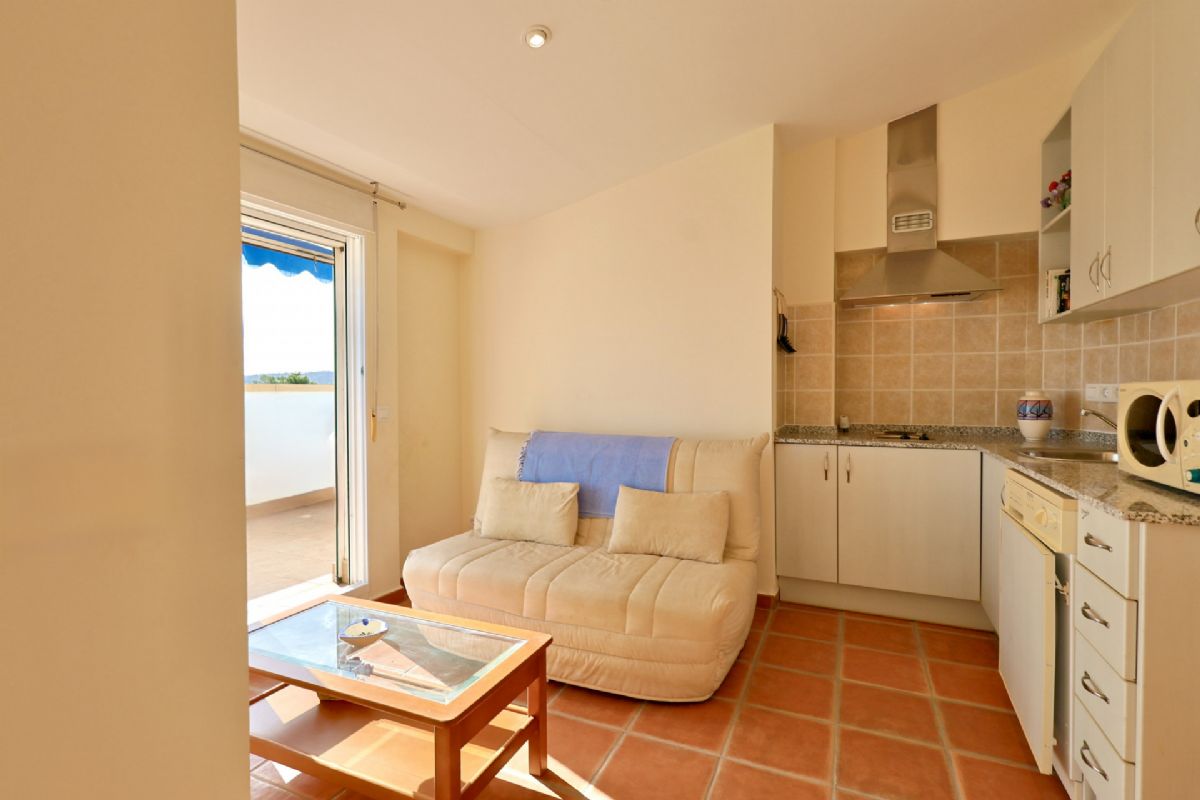 Ponemos a la venta dos apartamentos contiguos que se venden conjuntamente, ofreciendo una oportunidad unica en primera linea de playa, con impresionantes vistas abiertas al mar Mediterraneo y un enorme potencial tanto como vivienda habitual, segunda residencia o inversion.