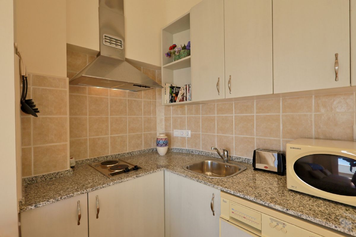 Ponemos a la venta dos apartamentos contiguos que se venden conjuntamente, ofreciendo una oportunidad unica en primera linea de playa, con impresionantes vistas abiertas al mar Mediterraneo y un enorme potencial tanto como vivienda habitual, segunda residencia o inversion.