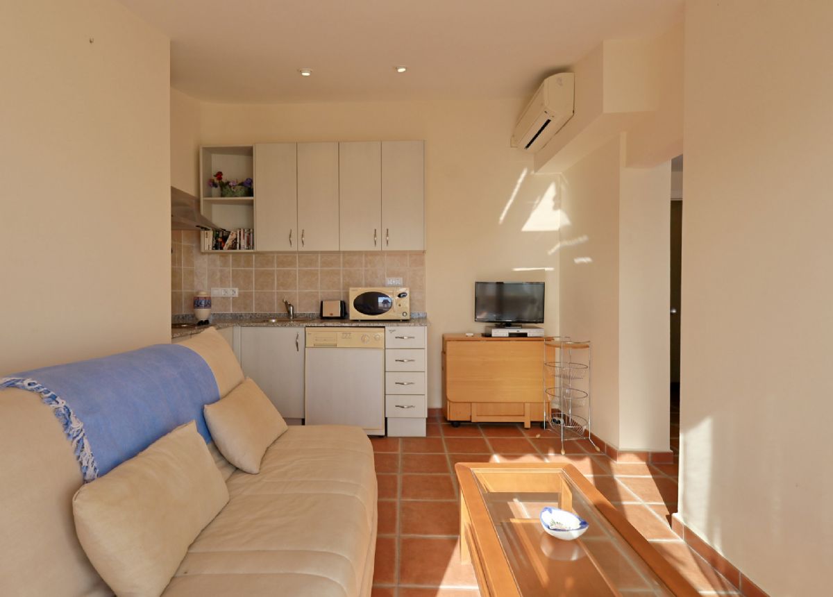 Ponemos a la venta dos apartamentos contiguos que se venden conjuntamente, ofreciendo una oportunidad unica en primera linea de playa, con impresionantes vistas abiertas al mar Mediterraneo y un enorme potencial tanto como vivienda habitual, segunda residencia o inversion.