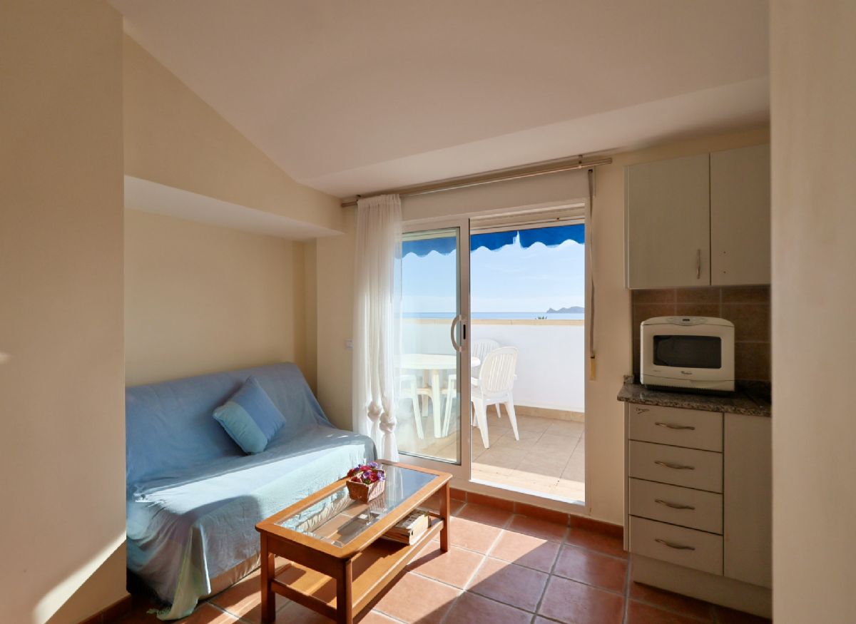 Ponemos a la venta dos apartamentos contiguos que se venden conjuntamente, ofreciendo una oportunidad unica en primera linea de playa, con impresionantes vistas abiertas al mar Mediterraneo y un enorme potencial tanto como vivienda habitual, segunda residencia o inversion.