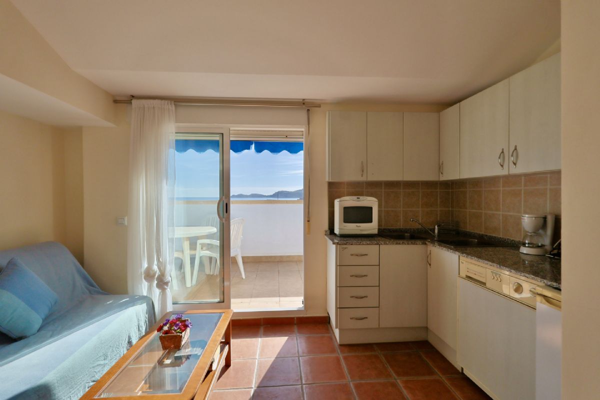 Ponemos a la venta dos apartamentos contiguos que se venden conjuntamente, ofreciendo una oportunidad unica en primera linea de playa, con impresionantes vistas abiertas al mar Mediterraneo y un enorme potencial tanto como vivienda habitual, segunda residencia o inversion.