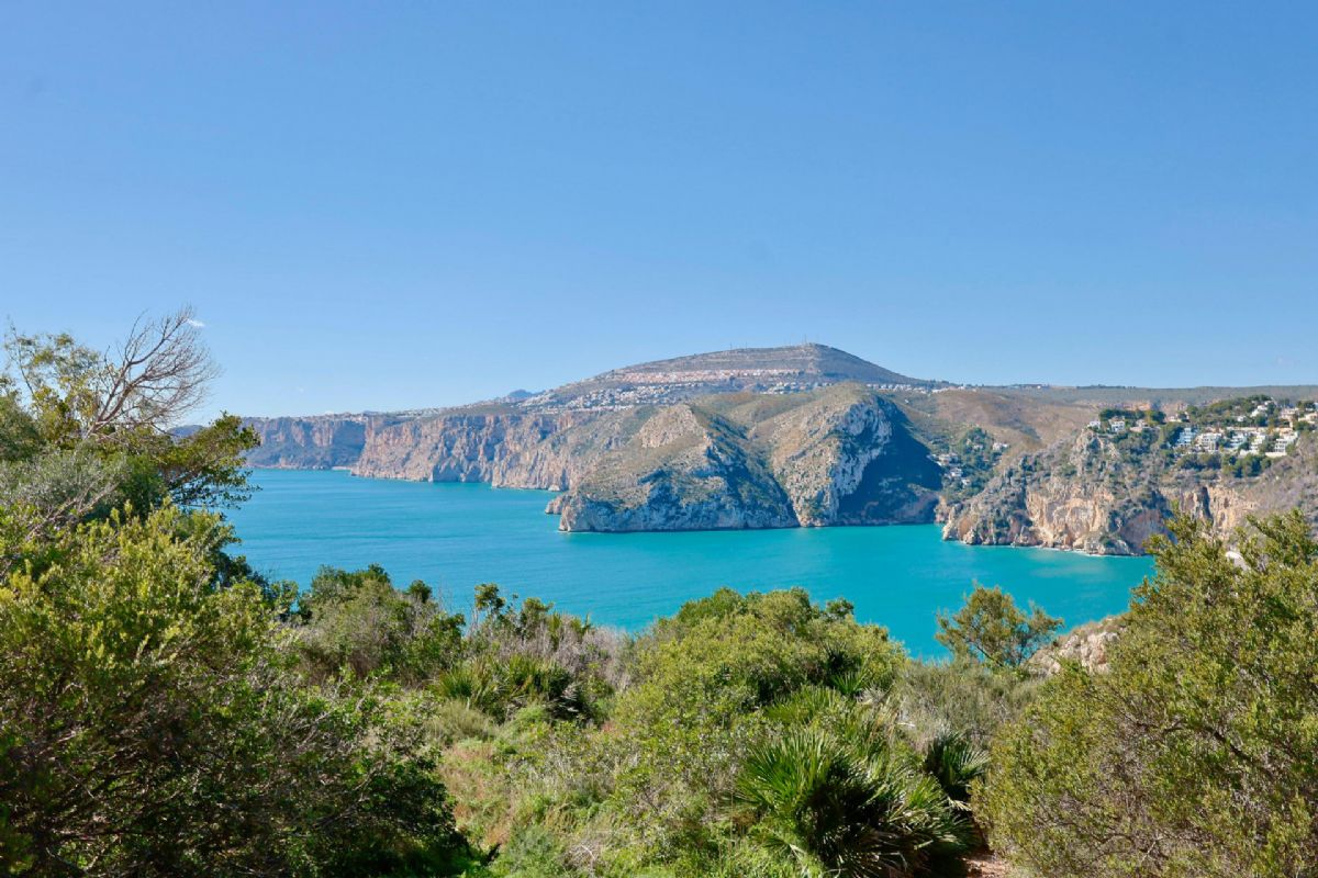 Ubicada en Javea, esta encantadora villa con vistas al mar y a la montana se encuentra en un entorno de absoluta calma, ideal para quienes buscan tranquilidad y privacidad en plena esencia mediterranea.