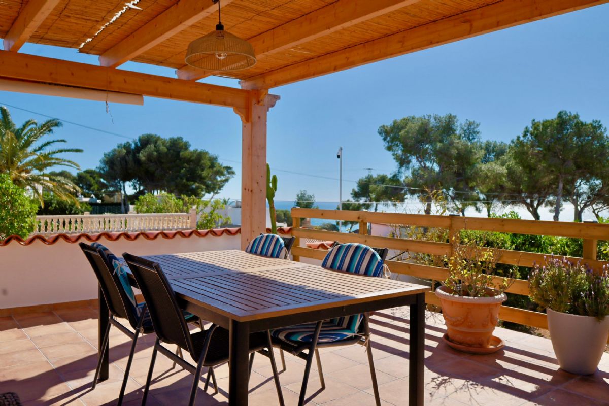 Ubicada en Javea, esta encantadora villa con vistas al mar y a la montana se encuentra en un entorno de absoluta calma, ideal para quienes buscan tranquilidad y privacidad en plena esencia mediterranea.