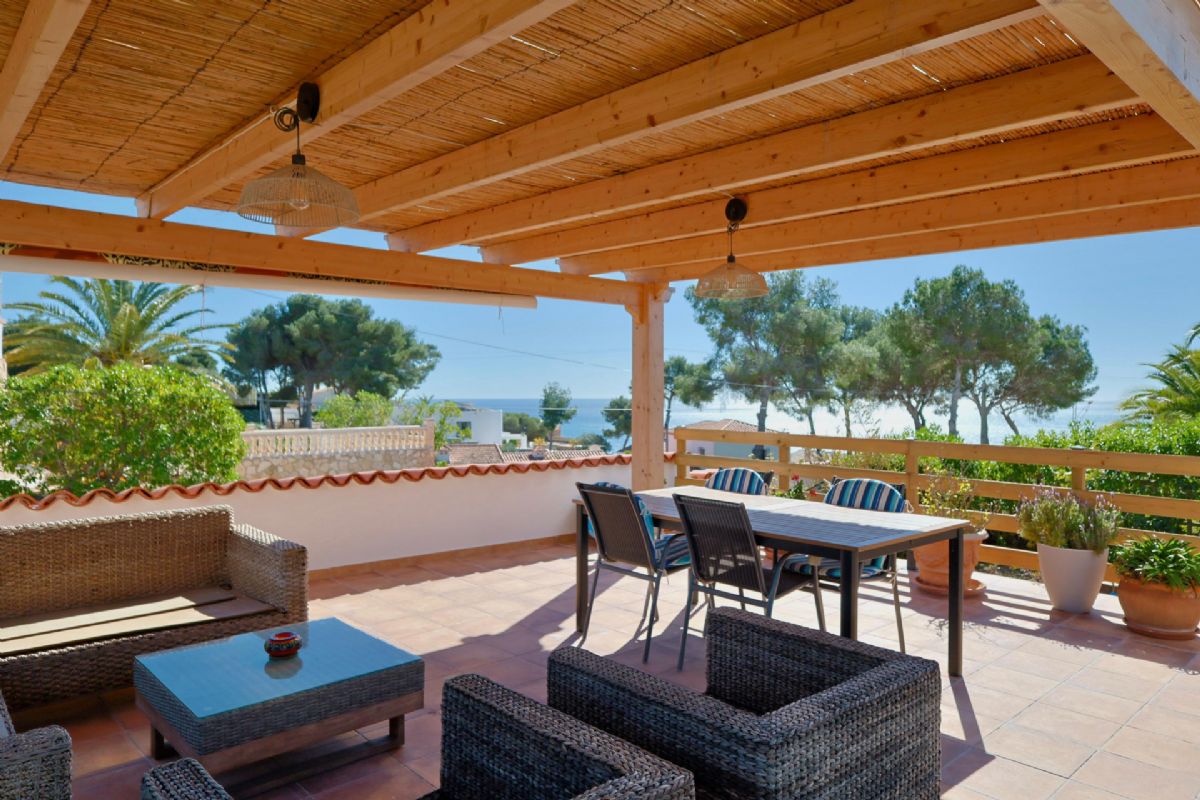 Ubicada en Javea, esta encantadora villa con vistas al mar y a la montana se encuentra en un entorno de absoluta calma, ideal para quienes buscan tranquilidad y privacidad en plena esencia mediterranea.