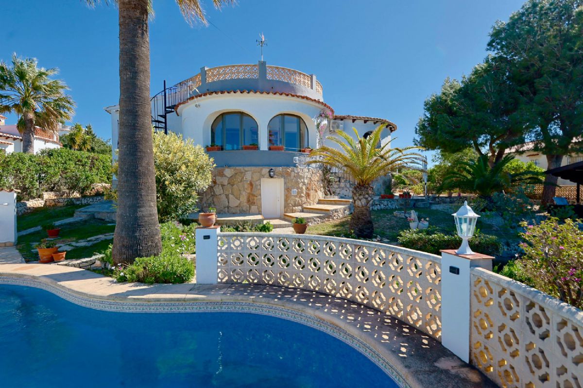 Ubicada en Javea, esta encantadora villa con vistas al mar y a la montana se encuentra en un entorno de absoluta calma, ideal para quienes buscan tranquilidad y privacidad en plena esencia mediterranea.