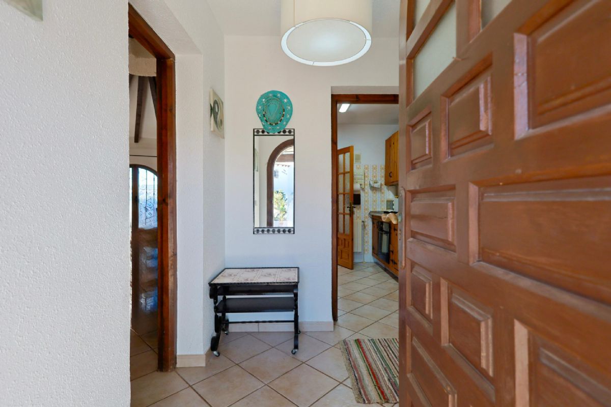 Ubicada en Javea, esta encantadora villa con vistas al mar y a la montana se encuentra en un entorno de absoluta calma, ideal para quienes buscan tranquilidad y privacidad en plena esencia mediterranea.