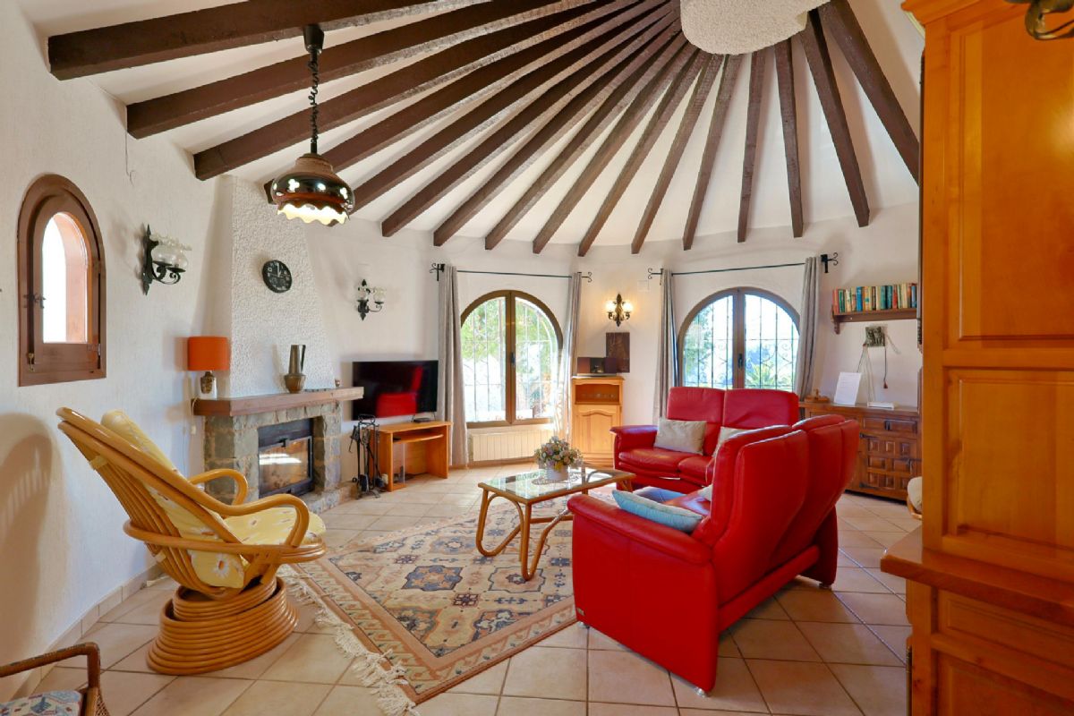 Ubicada en Javea, esta encantadora villa con vistas al mar y a la montana se encuentra en un entorno de absoluta calma, ideal para quienes buscan tranquilidad y privacidad en plena esencia mediterranea.