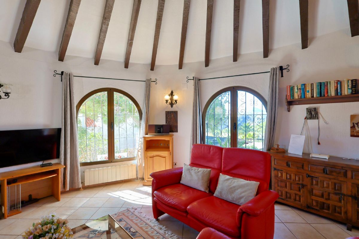 Ubicada en Javea, esta encantadora villa con vistas al mar y a la montana se encuentra en un entorno de absoluta calma, ideal para quienes buscan tranquilidad y privacidad en plena esencia mediterranea.