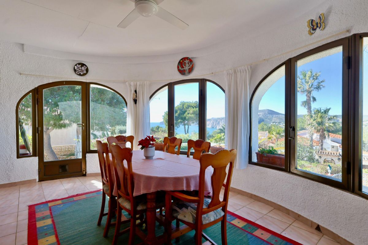 Ubicada en Javea, esta encantadora villa con vistas al mar y a la montana se encuentra en un entorno de absoluta calma, ideal para quienes buscan tranquilidad y privacidad en plena esencia mediterranea.