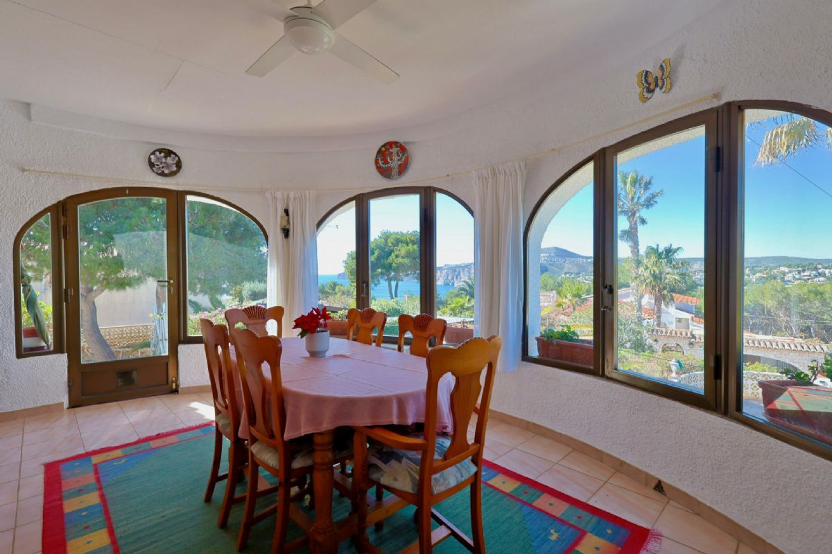 Ubicada en Javea, esta encantadora villa con vistas al mar y a la montana se encuentra en un entorno de absoluta calma, ideal para quienes buscan tranquilidad y privacidad en plena esencia mediterranea.