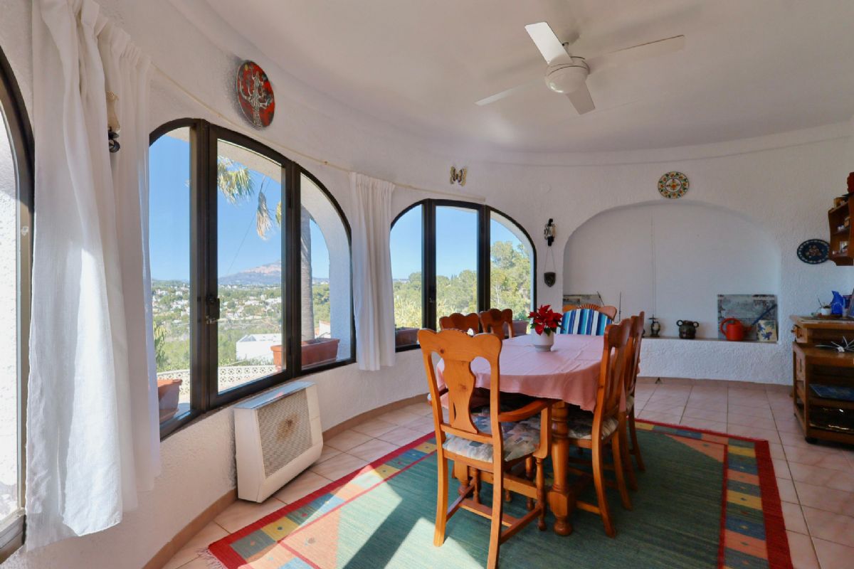 Ubicada en Javea, esta encantadora villa con vistas al mar y a la montana se encuentra en un entorno de absoluta calma, ideal para quienes buscan tranquilidad y privacidad en plena esencia mediterranea.