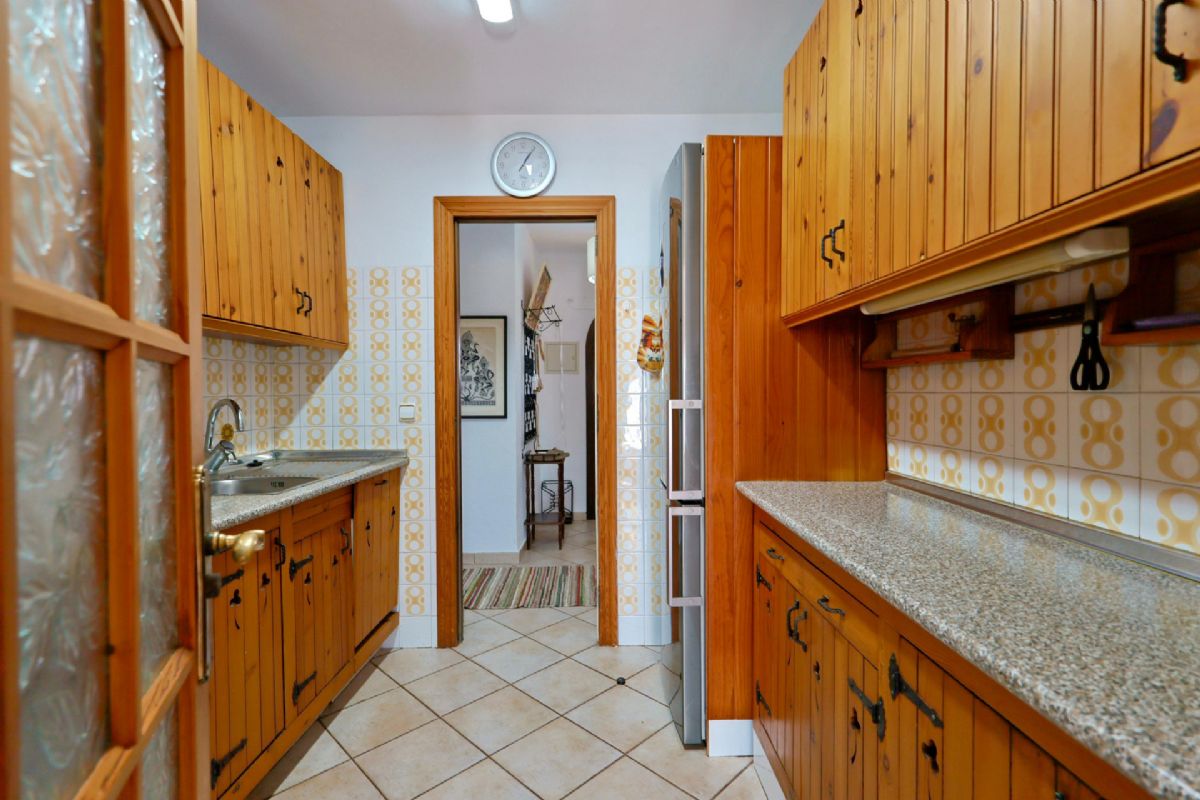 Ubicada en Javea, esta encantadora villa con vistas al mar y a la montana se encuentra en un entorno de absoluta calma, ideal para quienes buscan tranquilidad y privacidad en plena esencia mediterranea.